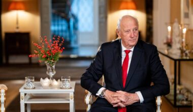 Kong Harald sitter i en stol på Slottet i forbindelse med intervju til NRKs "Året med kongefamilien"