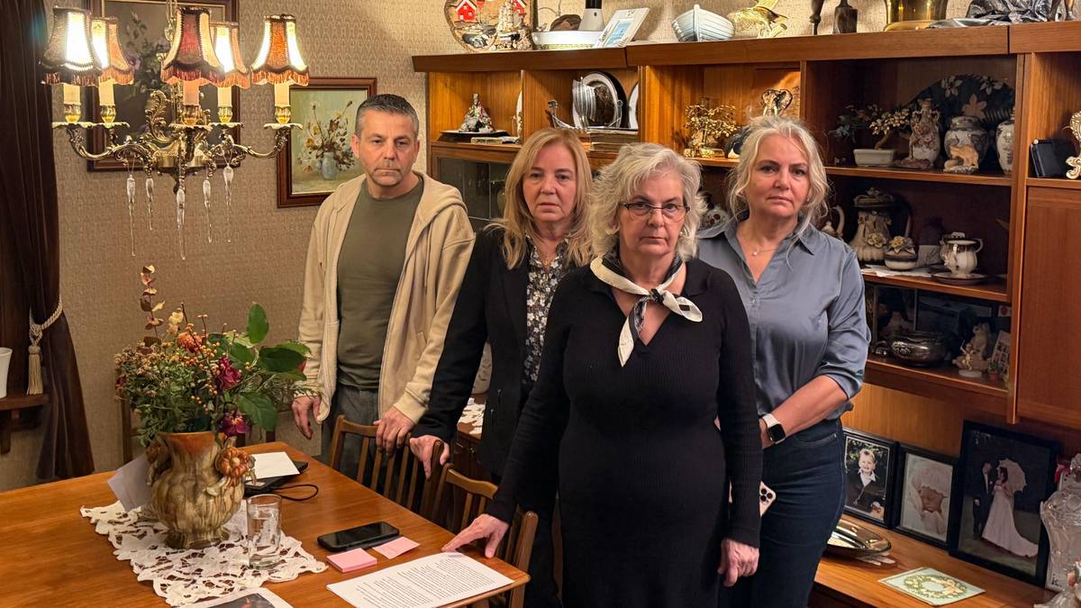 John Mihaila, Monica Mihaila Aanonsen, Linda Mihaila Hansen, og Nina Øynes er den avdøde kvinnens barn og står her i en stue.