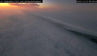 Vær, Valdres | Stenger fylkesveien på grunn av uvær