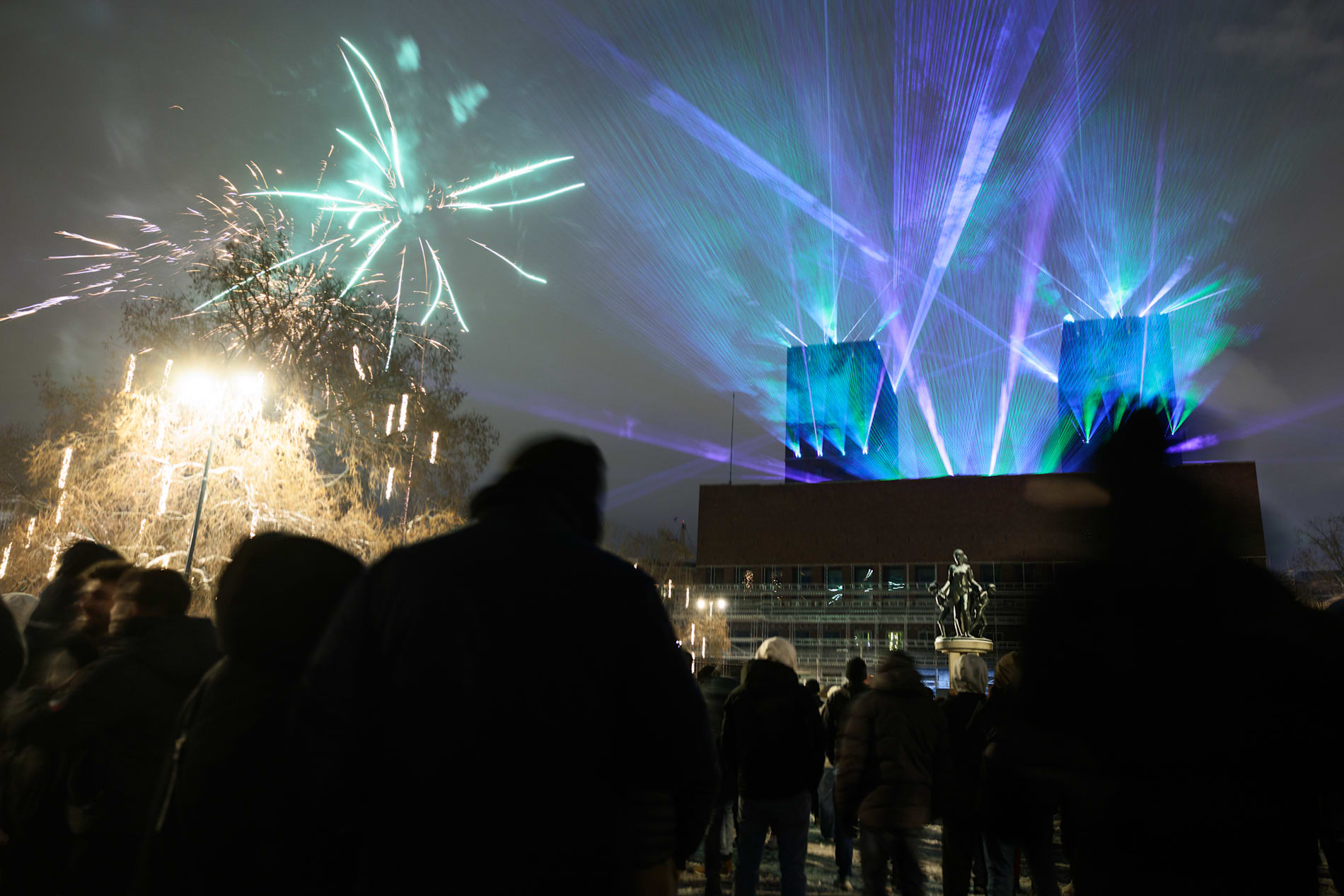 PANG?: Rakett-været var heller labert i sør-Norge i fjor. Her skimtes en rakett i skodden, ved siden av det kommunale lasershowet på Rådhuset i Oslo.