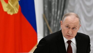 Russlands president Vladimir Putin skal tirsdag møte USAs spesialutsending Steve Witkoff i Moskva.