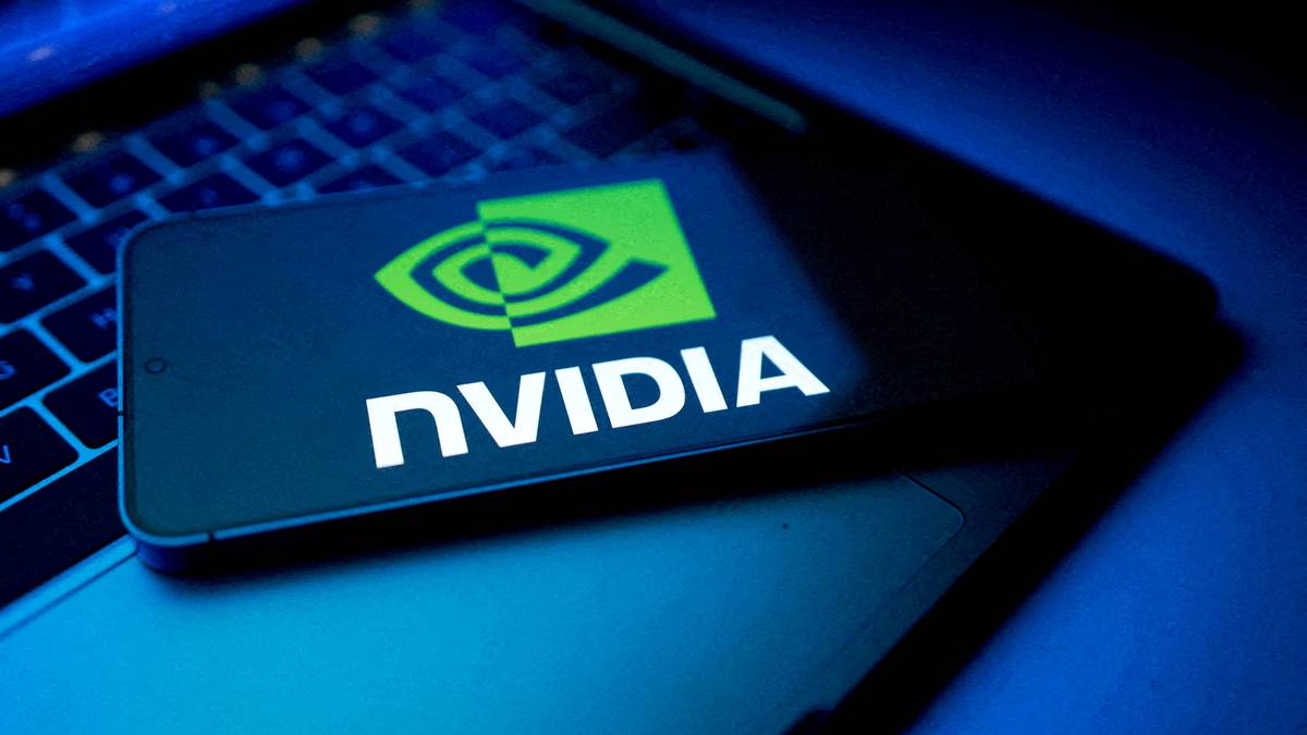 Et mobiltelefon med Nvidia-logoen ligger på et datamaskintastatur. Bakgrunnen er svakt belyst i blåaktige toner. Bildefokuset er på telefonen og logoen. Det er ingen personer tilstede. (Bildebeskrivelsen er laget av en KI-tjeneste)