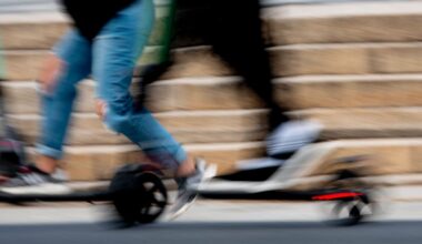 Samferdselsministeren ser på høyere aldersgrense for elsparkesykler