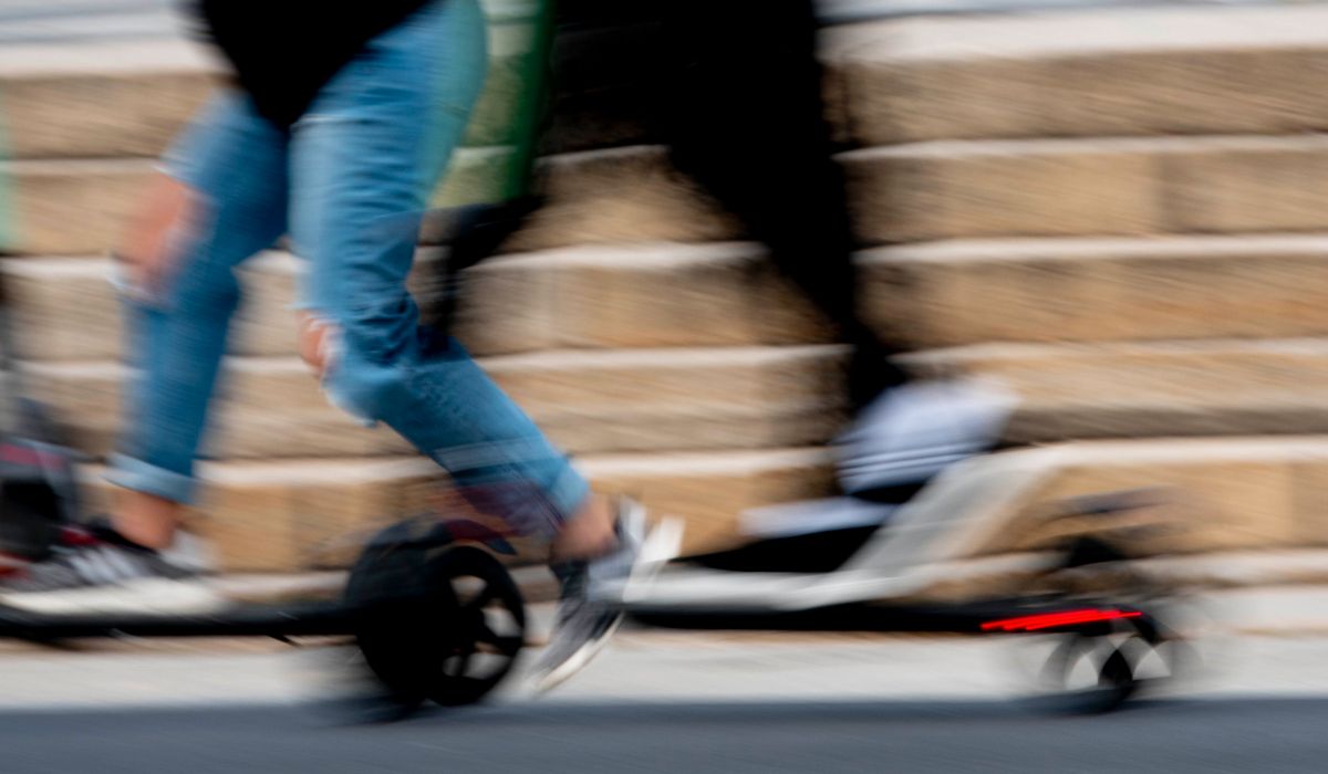 Samferdselsministeren ser på høyere aldersgrense for elsparkesykler