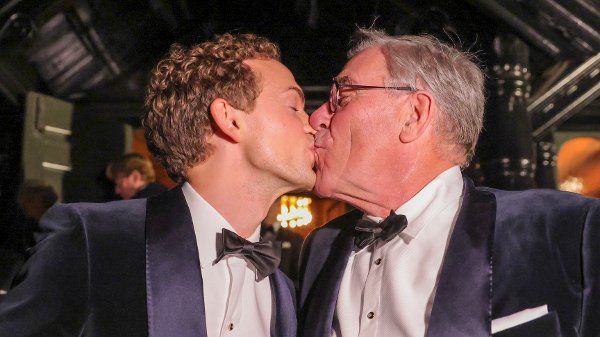 Oslo 20251115. 
Bendik Skinningsrud (t.v.) og Stein Erik Hagen etter vielsen i  Holmenkollen kapell i Oslo lørdag ettermiddag.
Foto: Amanda Pedersen Giske / NTB