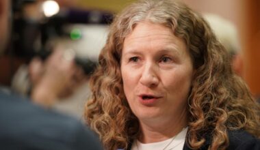 – Kommer til å ha samtaler med SV og MDG