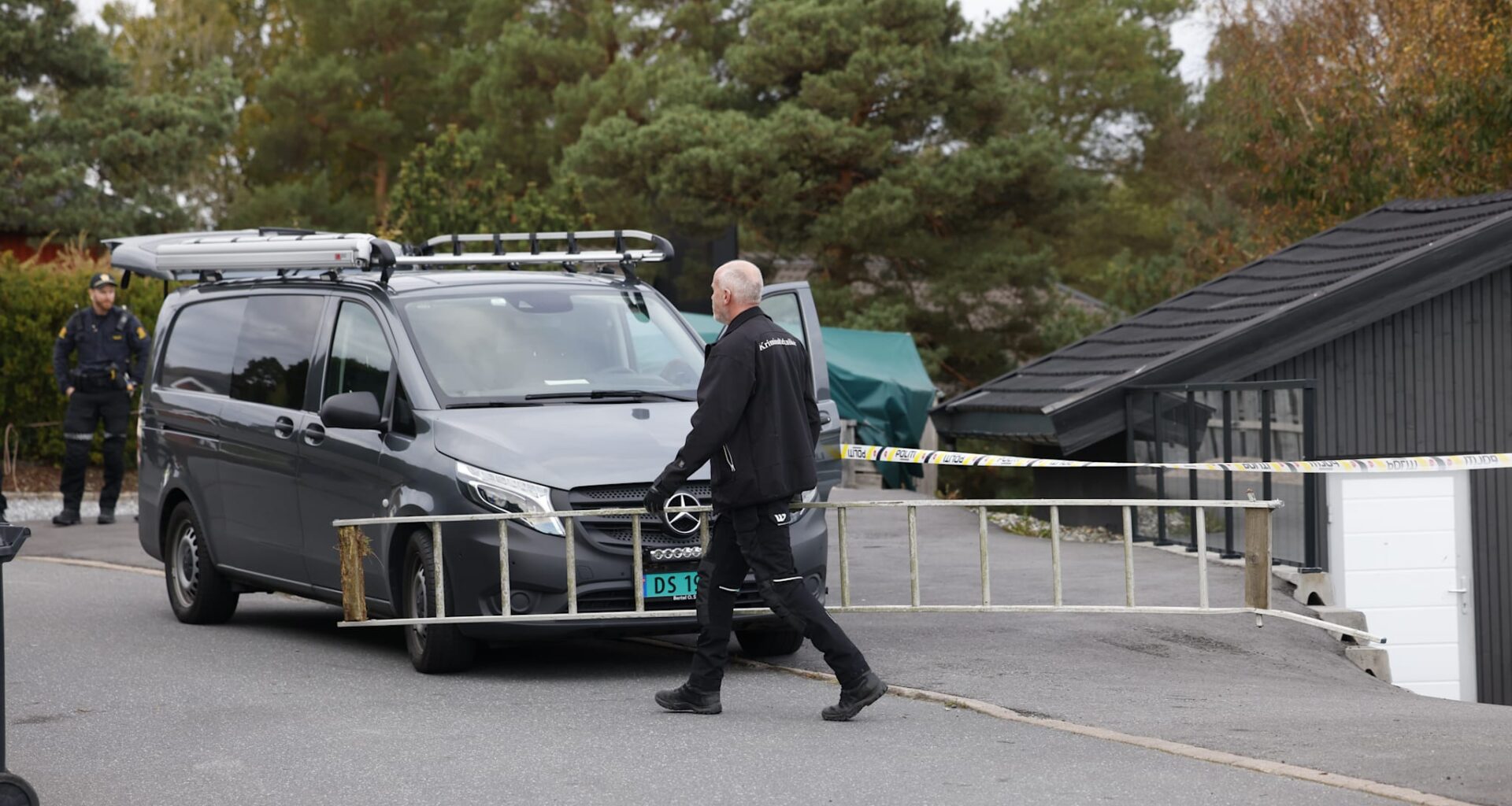 Politietterforskere på åstedet etter at det ble skutt mot en bolig i Sarpsborg 30. september.