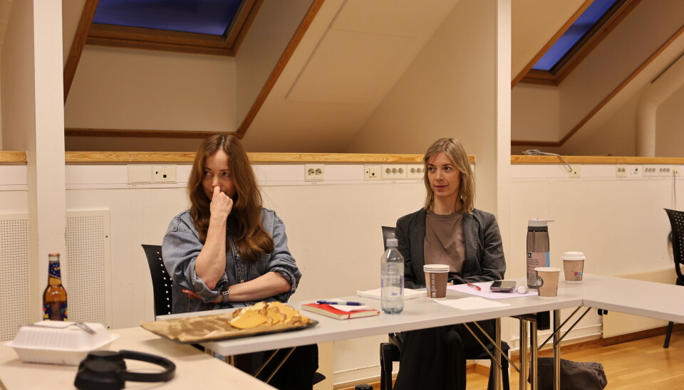 Monica Roland og Oda Elisabeth Wiese Tvedt lytter intenst på Karoline Bargel Holthes opplevelser som filosofistudent. De håper å øke andelen ikke-menn som går videre til å ta en mastergrad i filosofi.