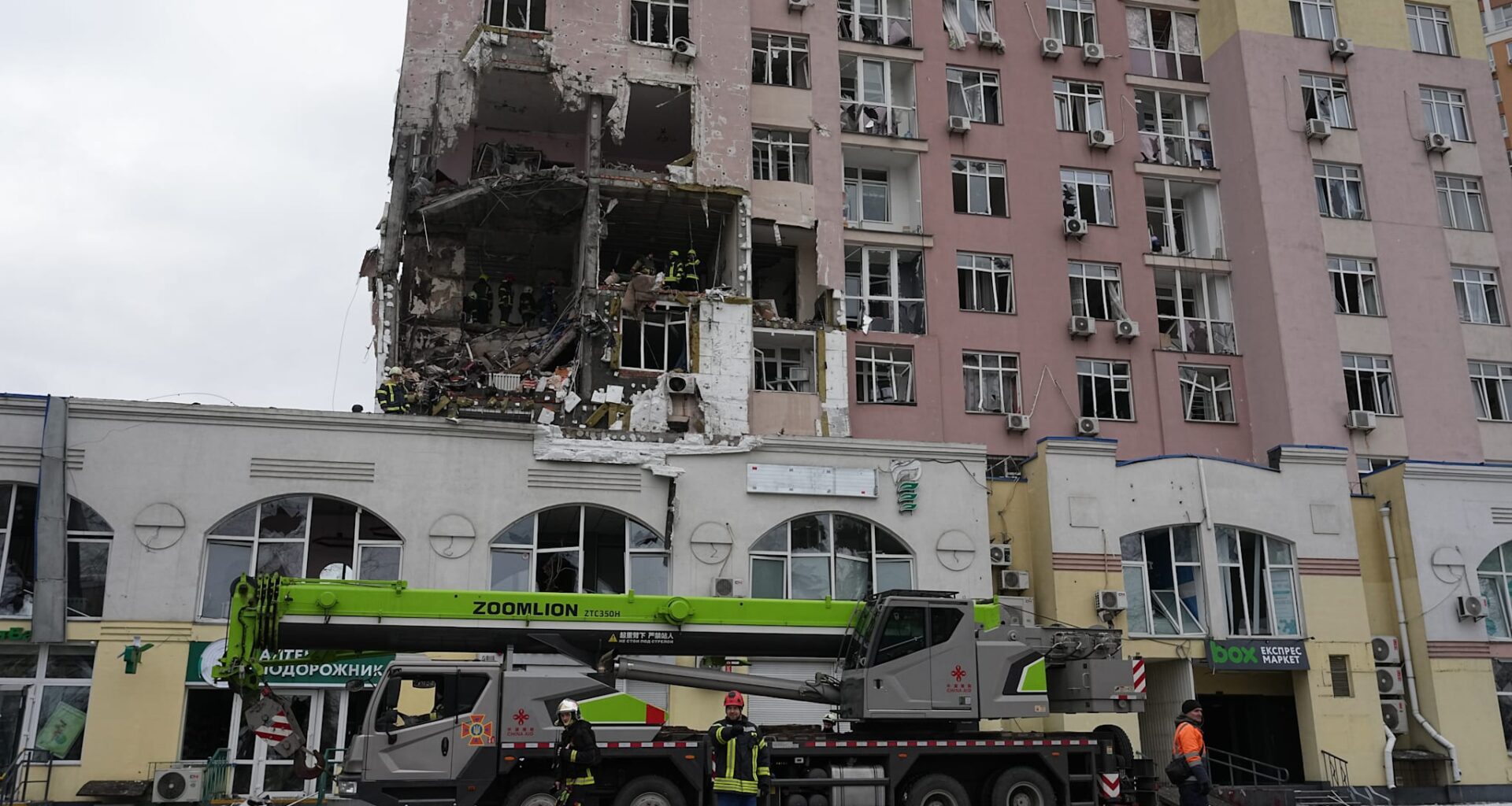 Redningsarbeidere jobber ved en ødelagt bygning i Kyiv i Ukraina lørdag.