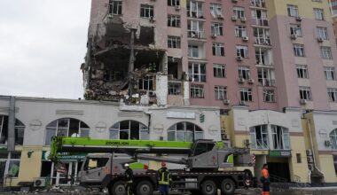 Redningsarbeidere jobber ved en ødelagt bygning i Kyiv i Ukraina lørdag.