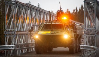 Forsvarsbygg og Hærens ingeniørsoldater åpnet midlertidig bru på Rena