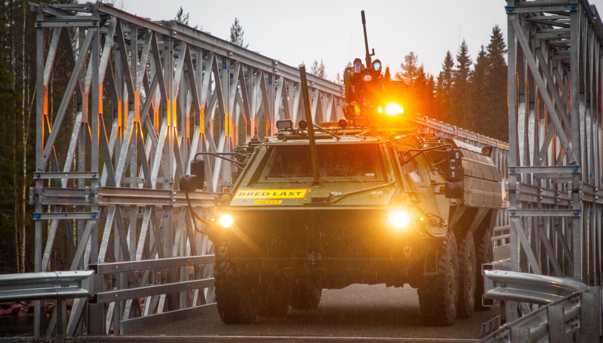 Forsvarsbygg og Hærens ingeniørsoldater åpnet midlertidig bru på Rena