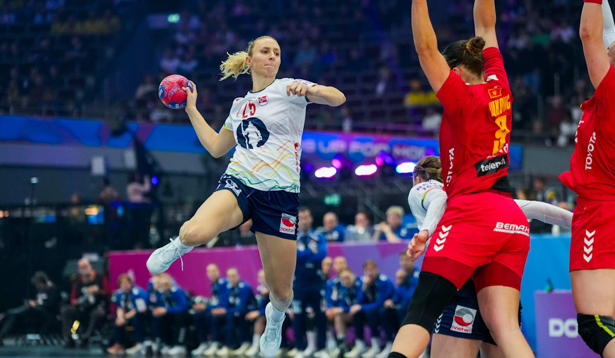 Håndballjentene lekte seg til VM-semifinale foran høylytte Glimt-fans: – Helt unikt