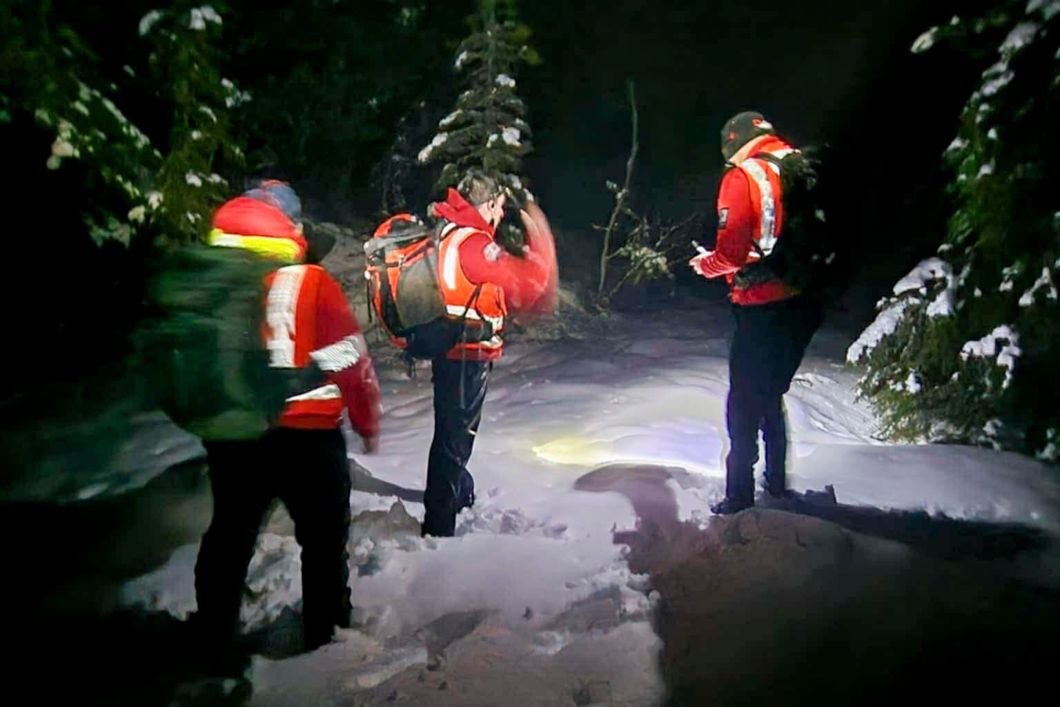 Mannskaper fra Røde Kors i arbeid i området tirsdag.