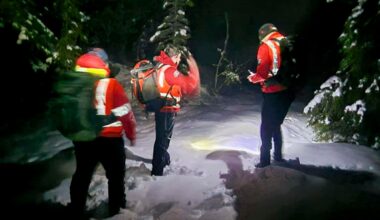 Mannskaper fra Røde Kors i arbeid i området tirsdag.