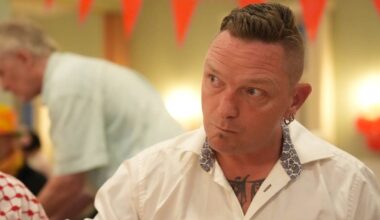 en mann iført hvit frakk