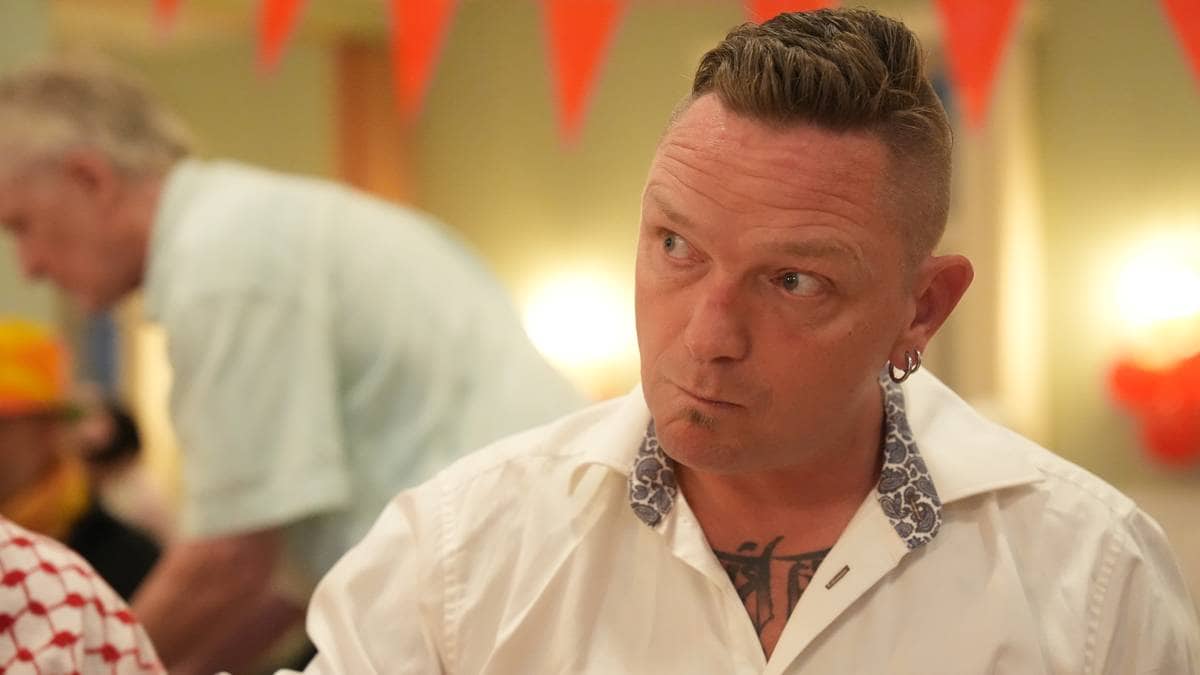 en mann iført hvit frakk