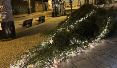 Juletreet på torvet i Flekkefjord sagd ned