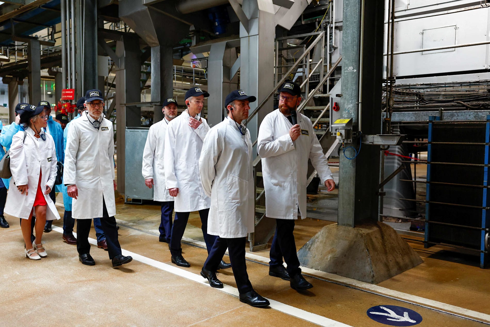 FRENCH FRIES: McCain Foods-sjef Max Koeune viser fram en av selskapets fabrikker under et besøk med Frankrikes president Emmanuel Macron.