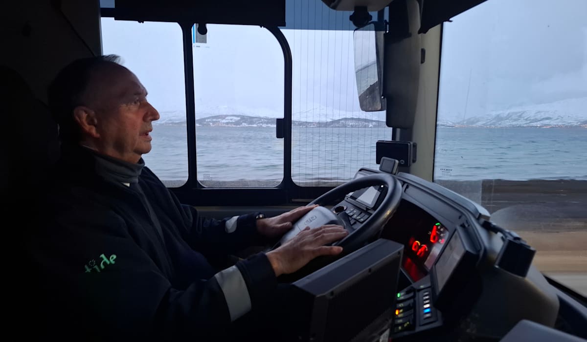 (+) Anders kjører rute 42: – Jeg kaller den «fnattbussen» - itromso.no