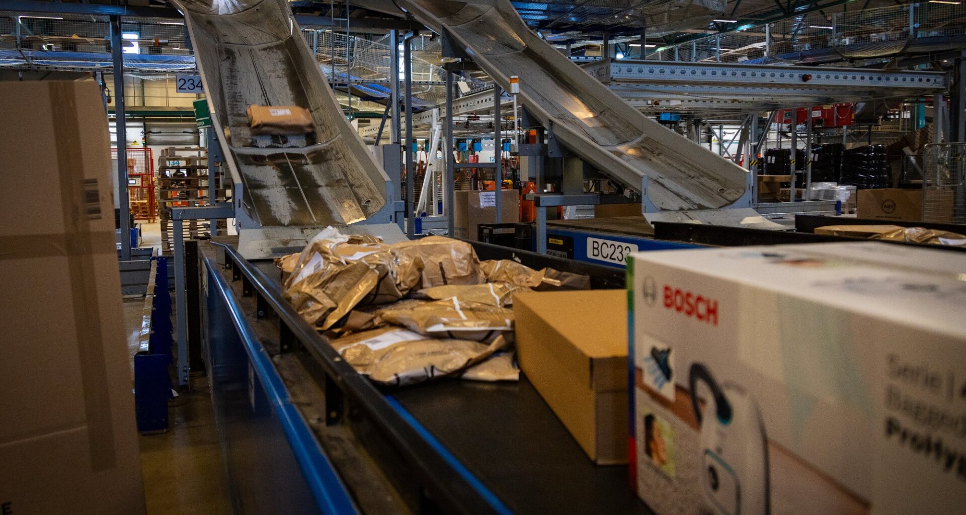 Post, Pakker | Aldri opplevd større pågang av pakker: – Må brette opp ermene og stå på