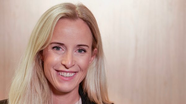 VÆR OBS: Forbrukerøkonom Thea Olsen ber folk tenke på hva slags betydning det har for deg eller barnet, når man skal plassere pengegaver.  Med våren og høsten følger også konfirmasjoner. Kanskje har du tenkt at pengegave er en god idé. Da er det noen fallgruver du bør se opp for. 