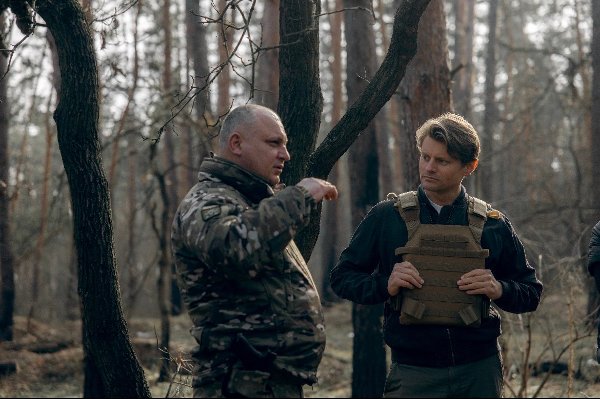 VED FRONTEN: Peter Frølich på besøk hos 45. artilleribrigade i Ukraina i 2024. Stortingsrepresentanten er også leder i organisasjonen Fritt Ukraina.