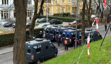 Derfor kan du se en rekke av politiets store innsatsbiler torsdag