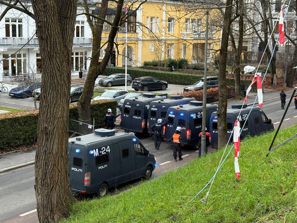 Derfor kan du se en rekke av politiets store innsatsbiler torsdag