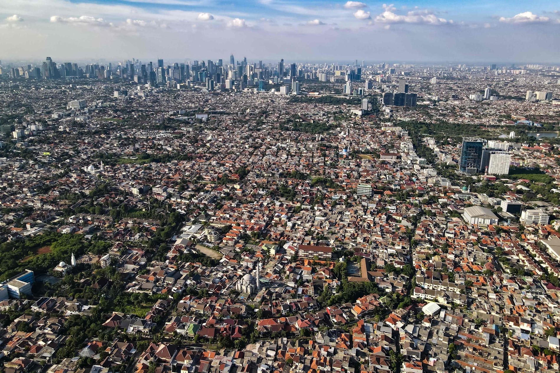 Med nær 42 millioner innbyggere i byområdet er Indonesias hovedstad nå verdens største by.