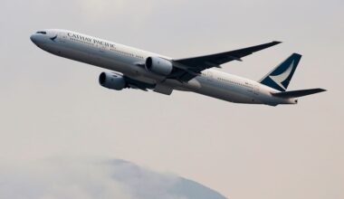 Flypassasjer prøvde å åpne døren i luften