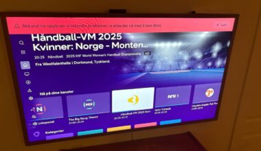 En TV med en feilmelding på skjermen.