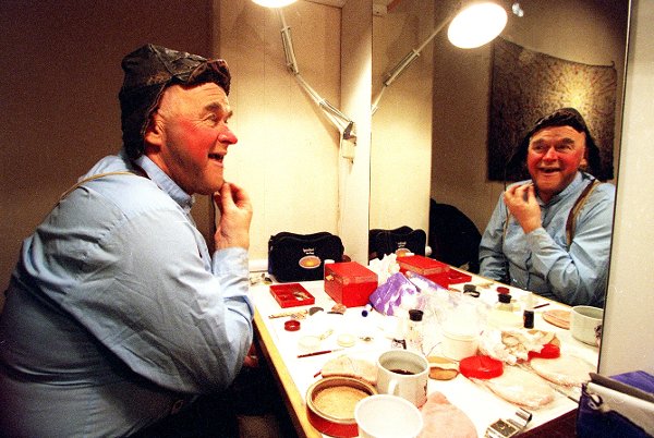 'Oluf'  Arthur Arntzen ved sminkebordet 

Foto Lasse Jangås