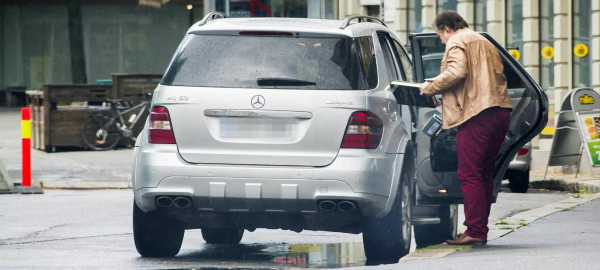 Pyramidekongen slo seg konkurs. Her ankommer han i super-Mercedes