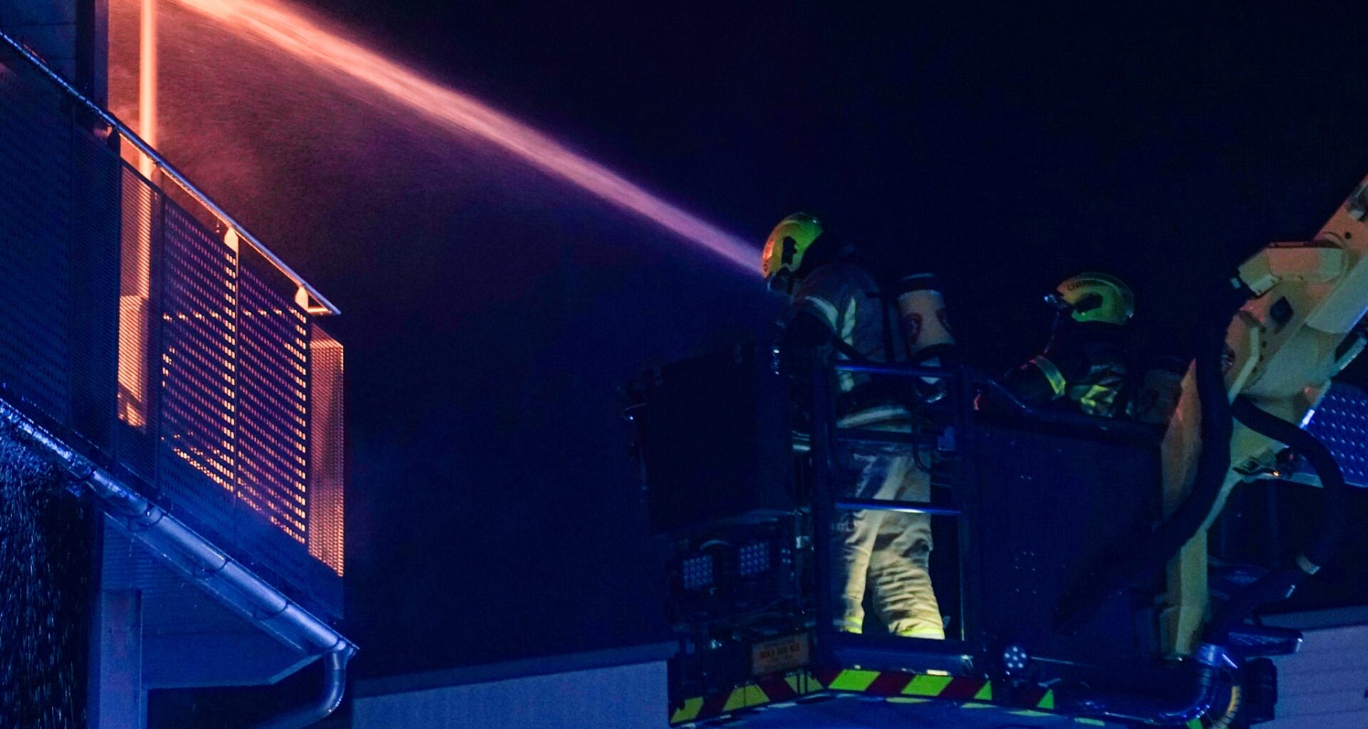 En person er alvorlig skadet etter en brann på Skullerud i Oslo mandag.