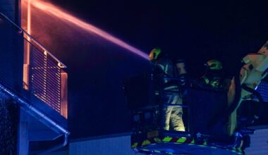 En person er alvorlig skadet etter en brann på Skullerud i Oslo mandag.