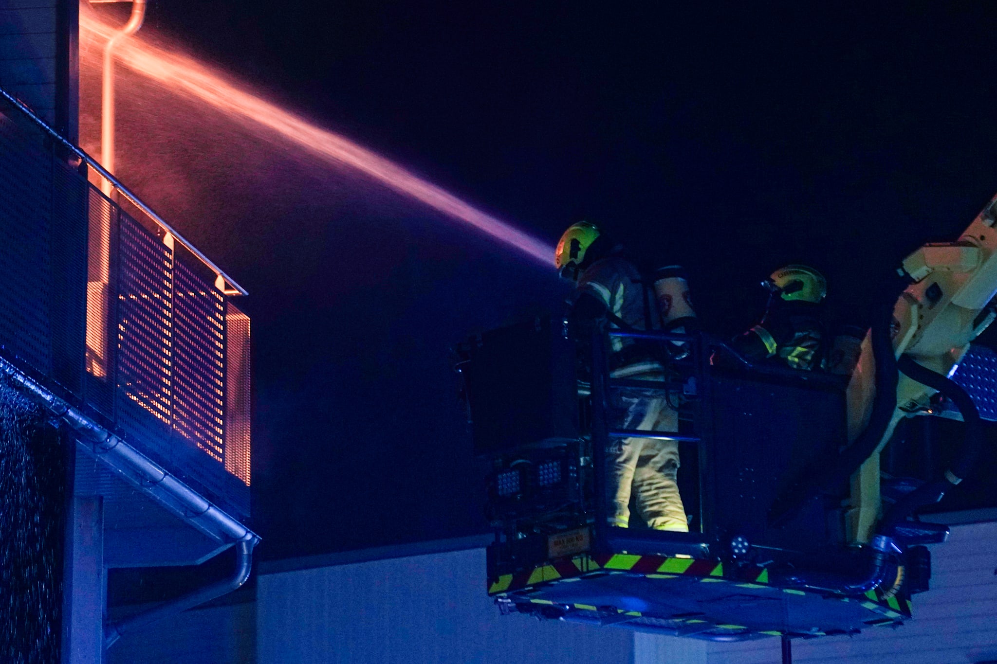 En person er alvorlig skadet etter en brann på Skullerud i Oslo mandag.