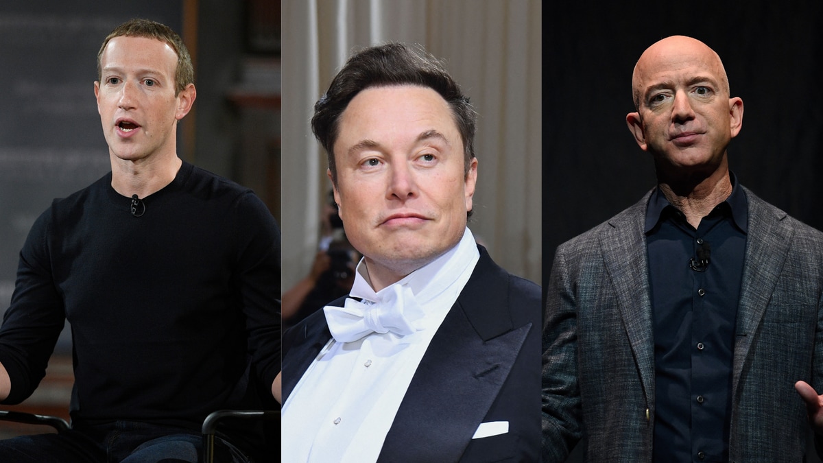 Tre menn står side om side, hver i forskjellige antrekk. Den venstre mannen har på seg en svart genser. Mannen i midten er iført en smoking, mens den høyre mannen har på en blazer. (Bildebeskrivelsen er laget av en KI-tjeneste)