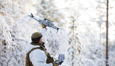 Ansatte ved Hærens våpenskole (HVS) flyr droner under norske vinterforhold.