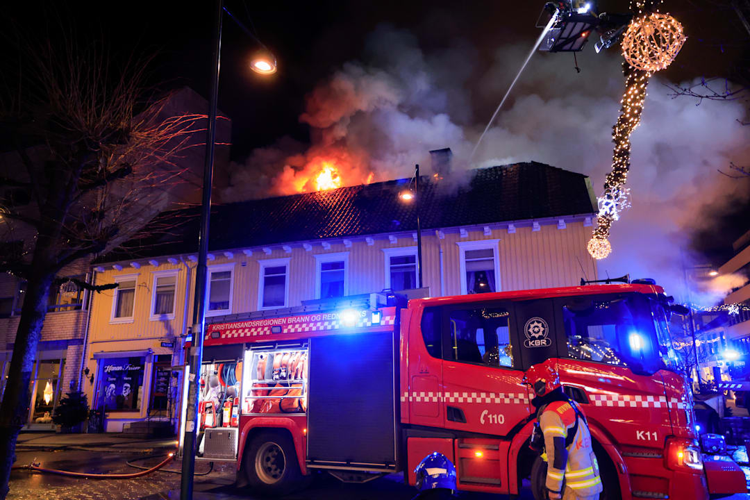 Brann i butikk i Kristiansand – evakuerer naboer