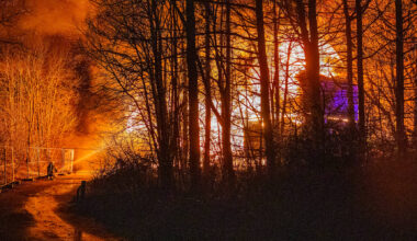 Det var full fyr da brannvesenet kom til stedet.