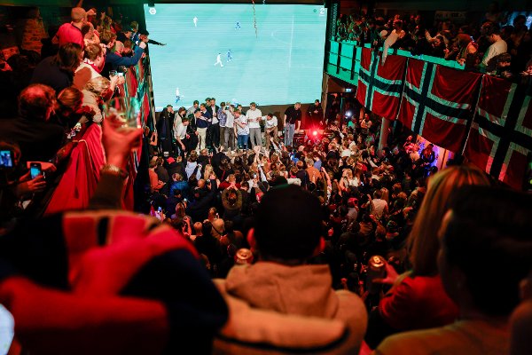 Oslo 20251117. 
Herrelandslaget feirer VM-kvalifiseringen på Carls pub i Oslo.
Foto: Jonas Been Henriksen / NTB