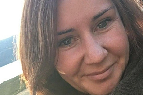 Telyset eksploderte og flammet over hendene hennes