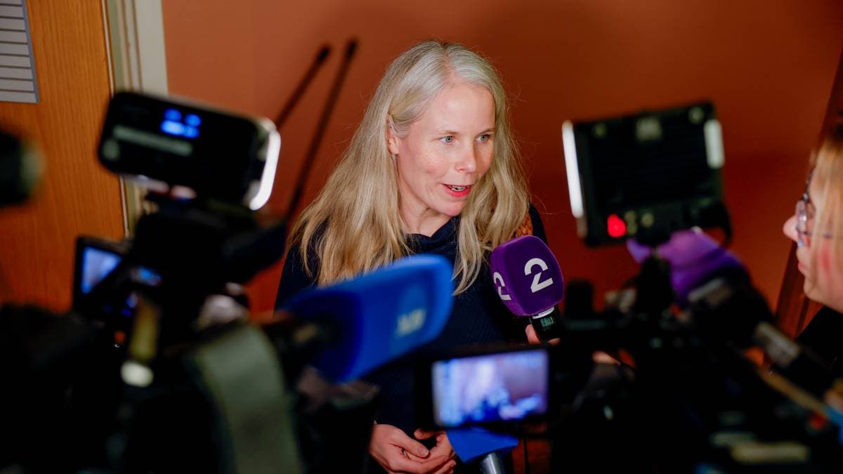 en person i et rom med kameraer