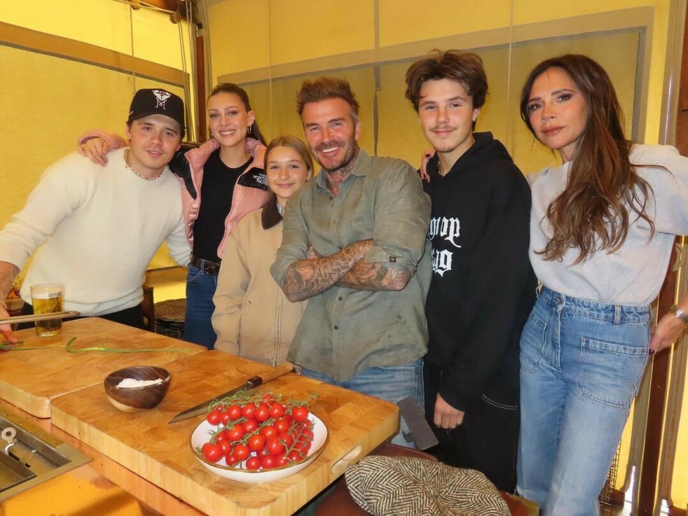 DEN GANG: Nesten hele Beckham-familien pluss Nicola Peltz avbildet i skjønn harmoni før den angivelige krangelen. Foto: Instagram / @victoriabeckham