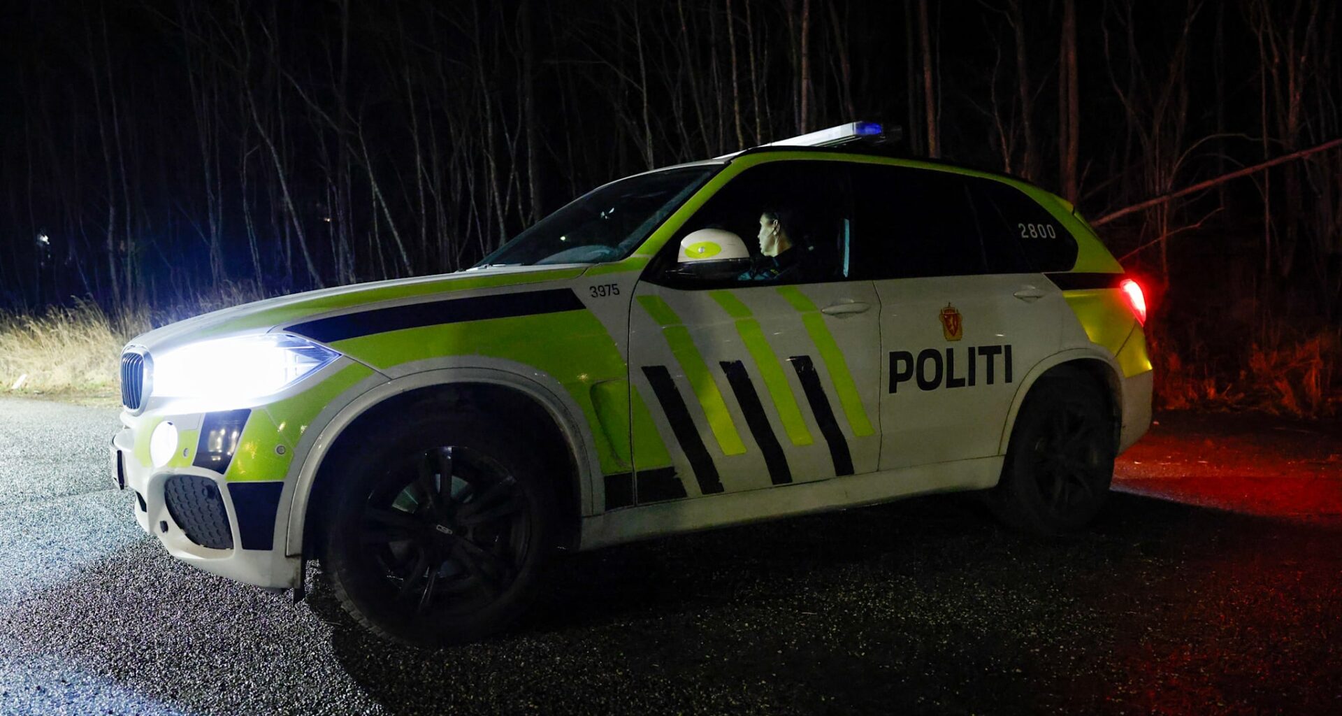 To menn ble natt til lørdag funnet med skader i en boligblokk på Tranby i Lier. Den ene var bevisstløs og fikk livreddende førstehjelp, opplyser politiet.