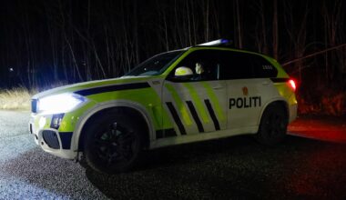 To menn ble natt til lørdag funnet med skader i en boligblokk på Tranby i Lier. Den ene var bevisstløs og fikk livreddende førstehjelp, opplyser politiet.