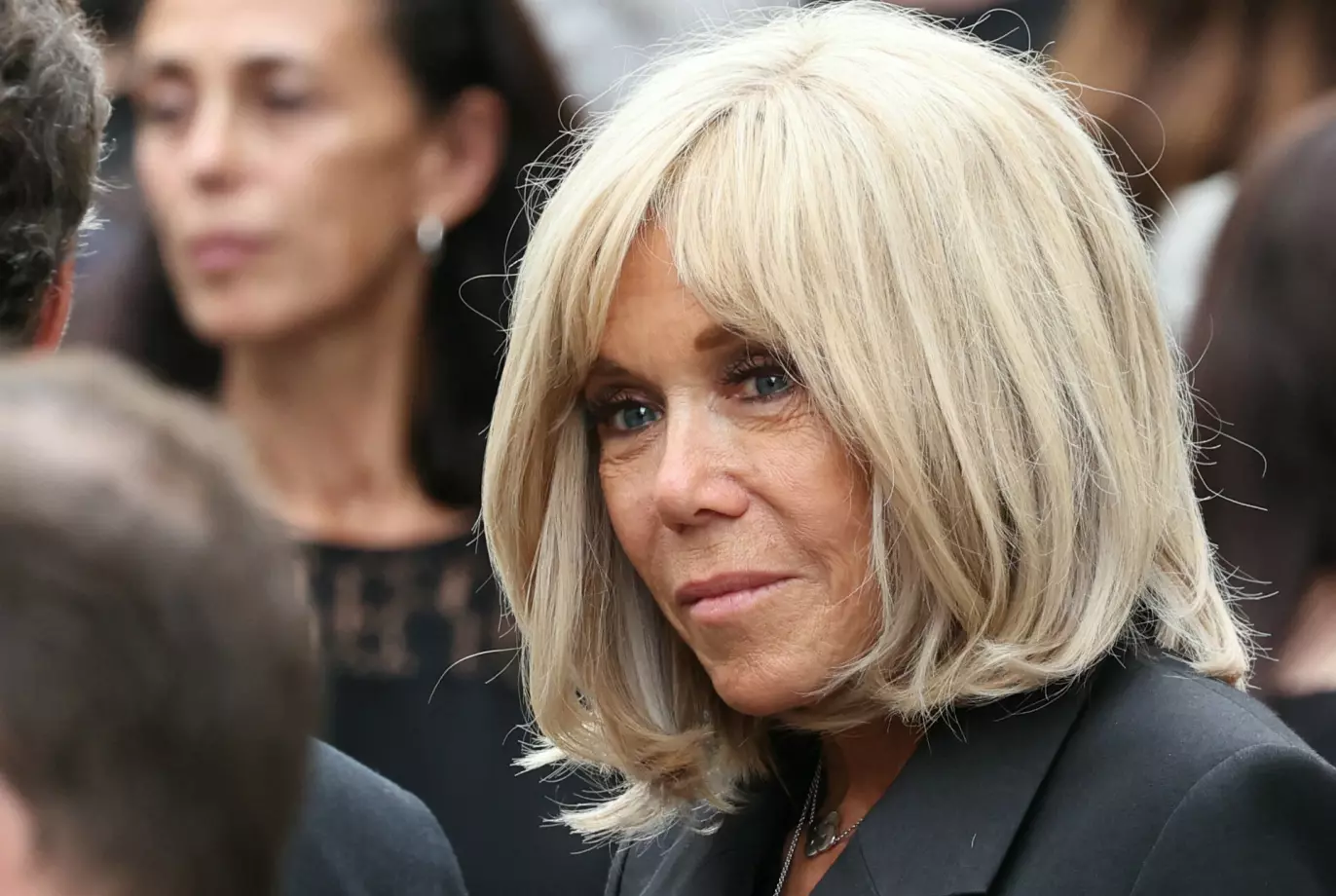 TOK FARVEL: Brigitte Macron forlater Saint-Roch-kirka i Paris etter begravelsen til TV-profilen Thierry Ardisson 17. juli 2025. Foto: Alain Jocard / AFP / NTB