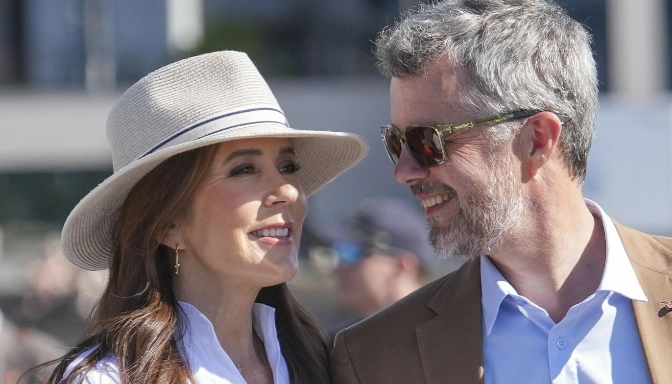 FERIEGLAD: Kongen er tilsynelatende glad i å ta seg ferie. Foto: NTB