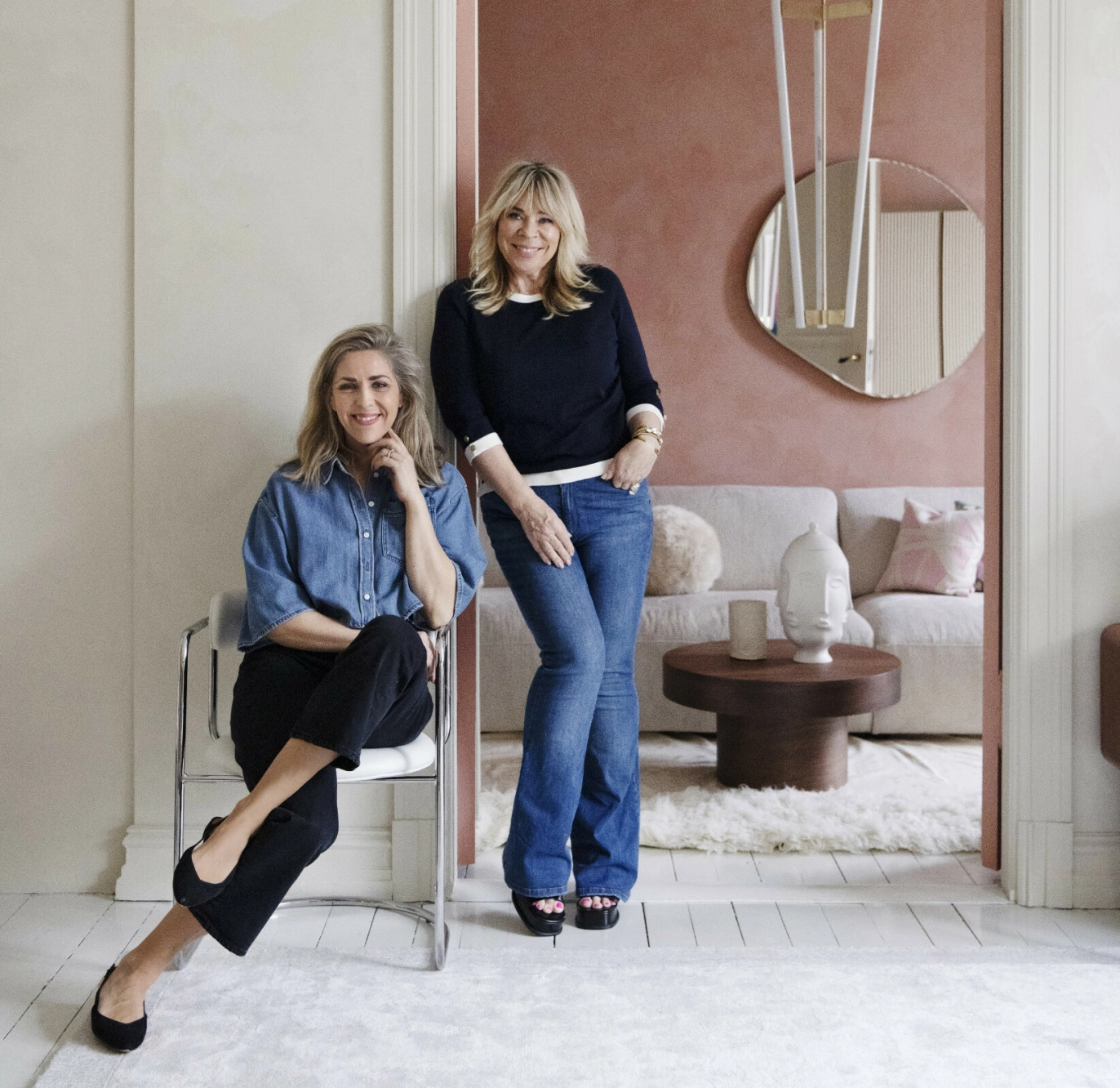 KOLLEGAER: Benedicte Wessel-Holst og Tone Kroken, som har podkasten Interiørrådet. FOTO: Yvonne Wilhelmsen.